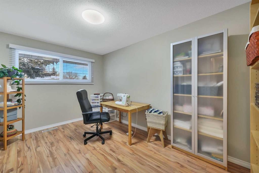 31 Mitchell Avenue, Red Deer, AB - Indoor Photo Showing Office