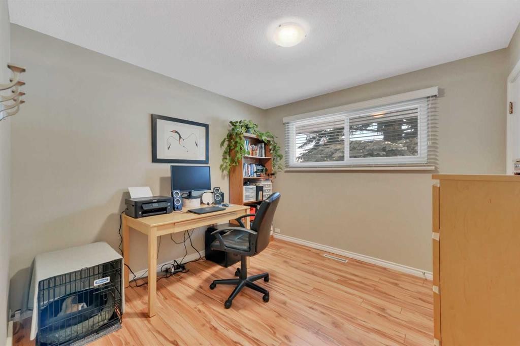 31 Mitchell Avenue, Red Deer, AB - Indoor Photo Showing Office