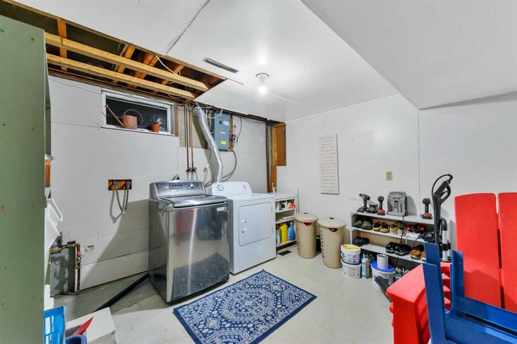 31 Mitchell Avenue, Red Deer, AB - Indoor Photo Showing Laundry Room