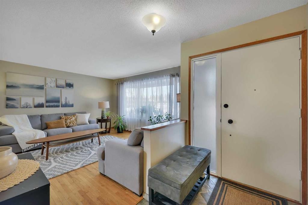 31 Mitchell Avenue, Red Deer, AB - Indoor Photo Showing Living Room