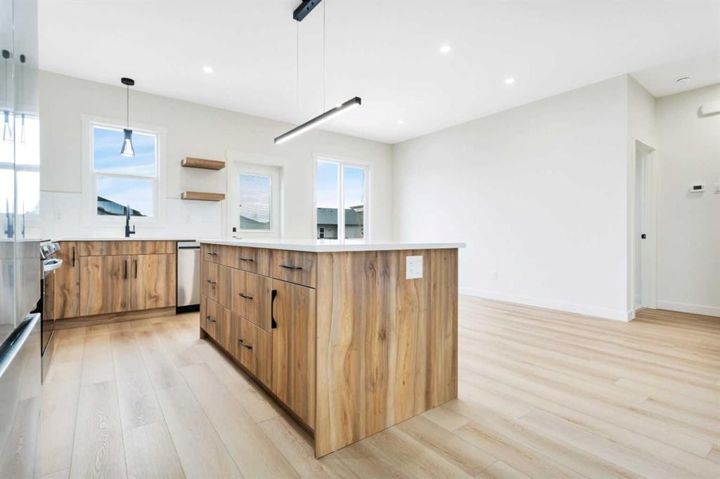 77 Maclean Close, Blackfalds, AB - Indoor Photo Showing Kitchen With Upgraded Kitchen