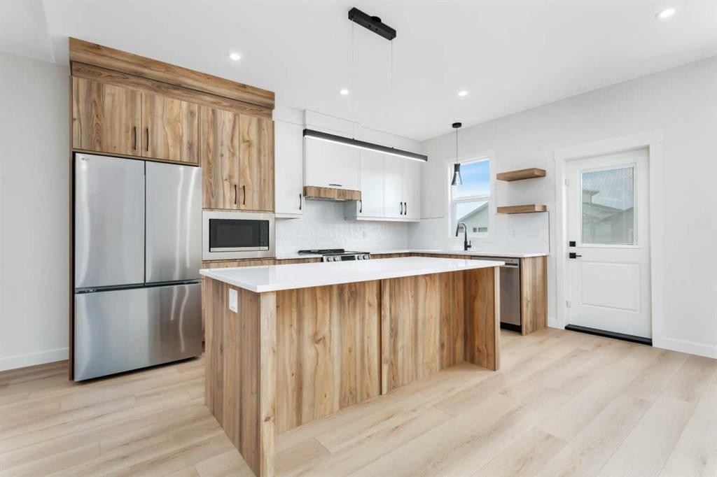 77 Maclean Close, Blackfalds, AB - Indoor Photo Showing Kitchen