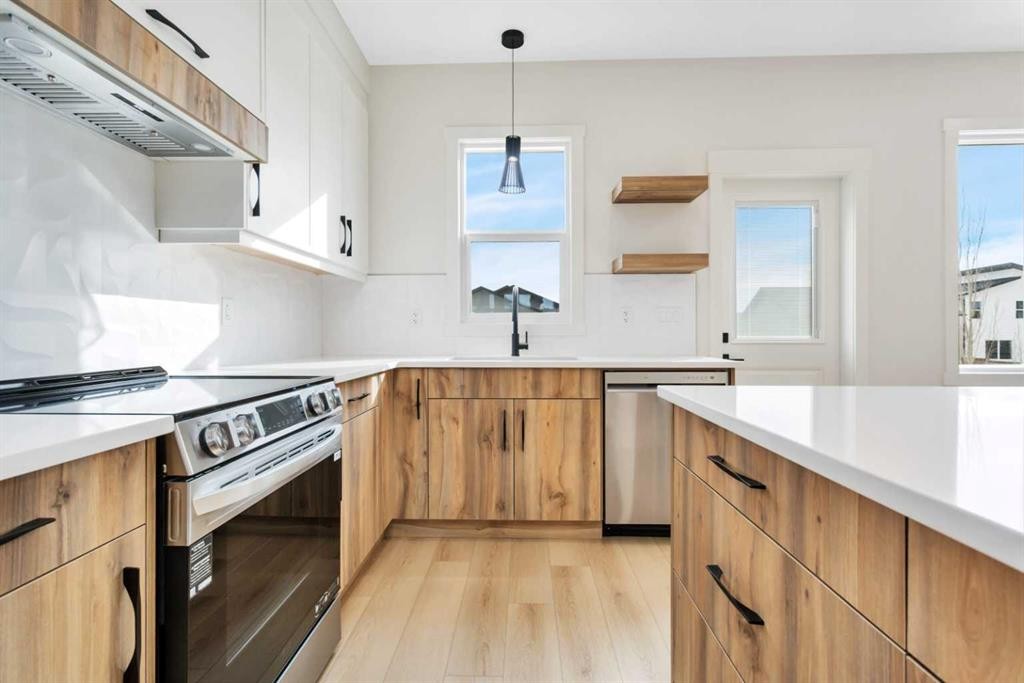 77 Maclean Close, Blackfalds, AB - Indoor Photo Showing Kitchen With Upgraded Kitchen