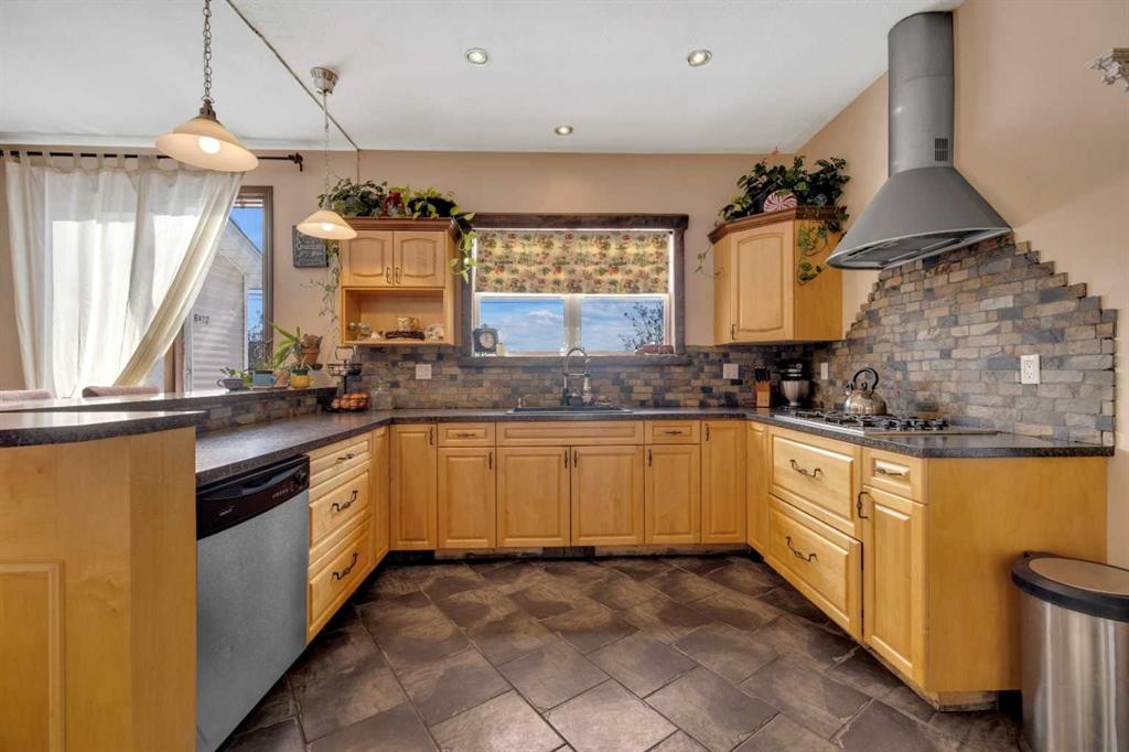 6312 48 Ave, Ponoka, AB - Indoor Photo Showing Kitchen