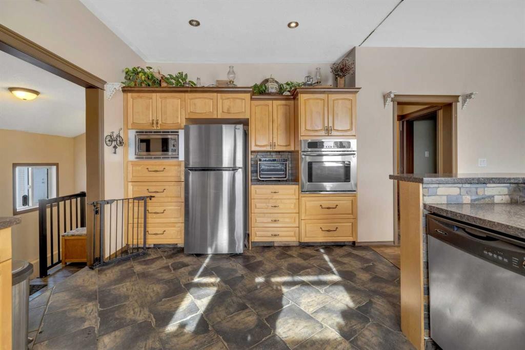 6312 48 Ave, Ponoka, AB - Indoor Photo Showing Kitchen