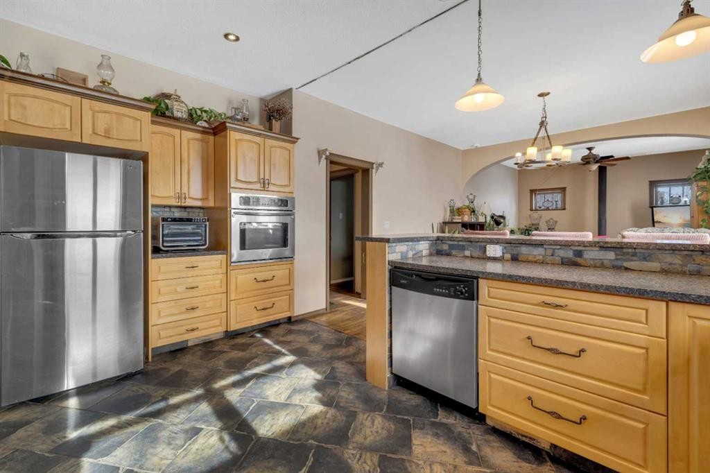 6312 48 Ave, Ponoka, AB - Indoor Photo Showing Kitchen