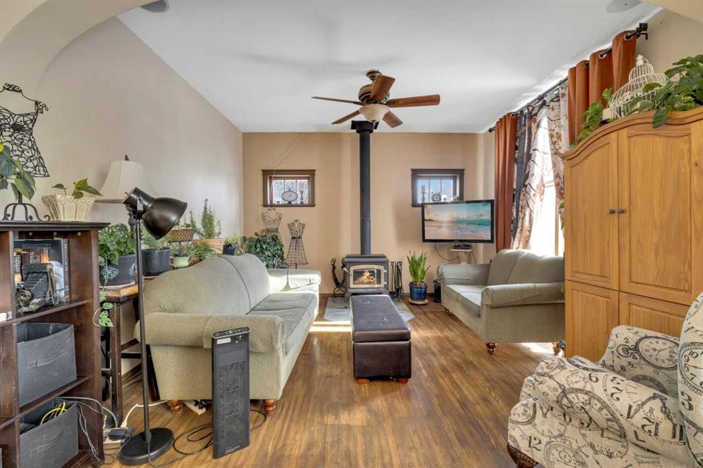 6312 48 Ave, Ponoka, AB - Indoor Photo Showing Living Room