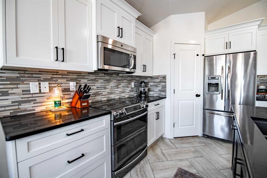 53 Portway Close, Blackfalds, AB - Indoor Photo Showing Kitchen With Stainless Steel Kitchen With Upgraded Kitchen