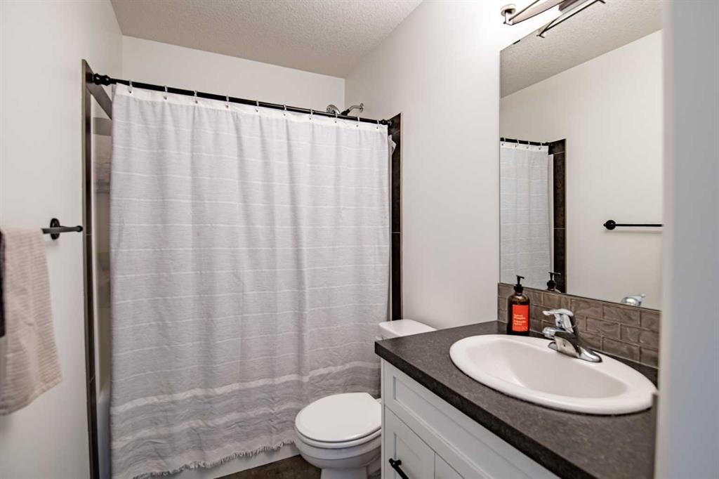 53 Portway Close, Blackfalds, AB - Indoor Photo Showing Bathroom