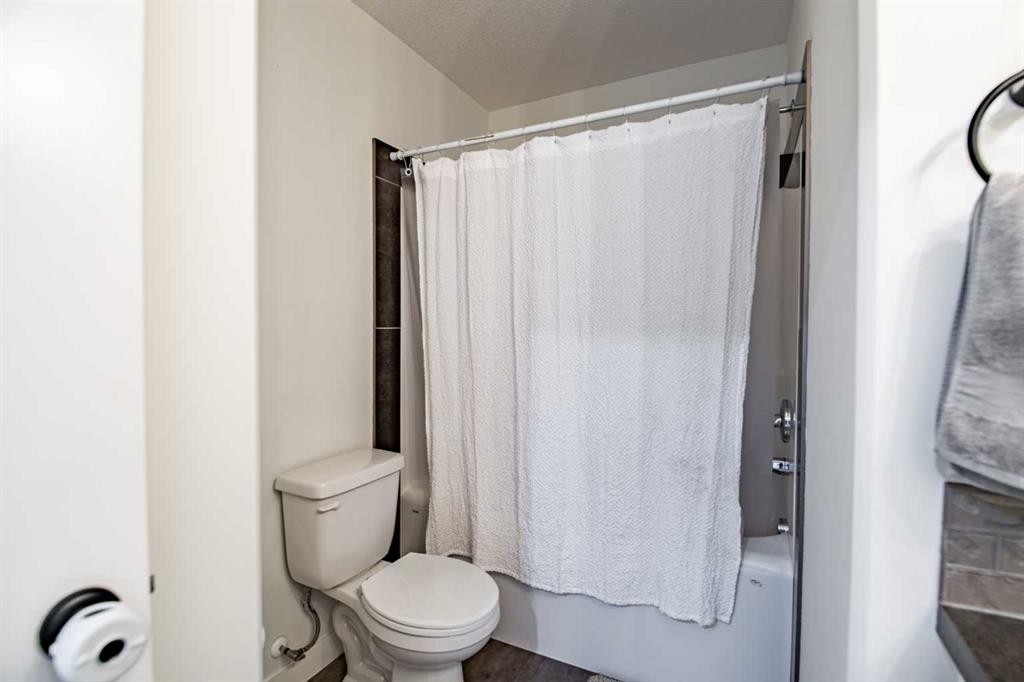 53 Portway Close, Blackfalds, AB - Indoor Photo Showing Bathroom