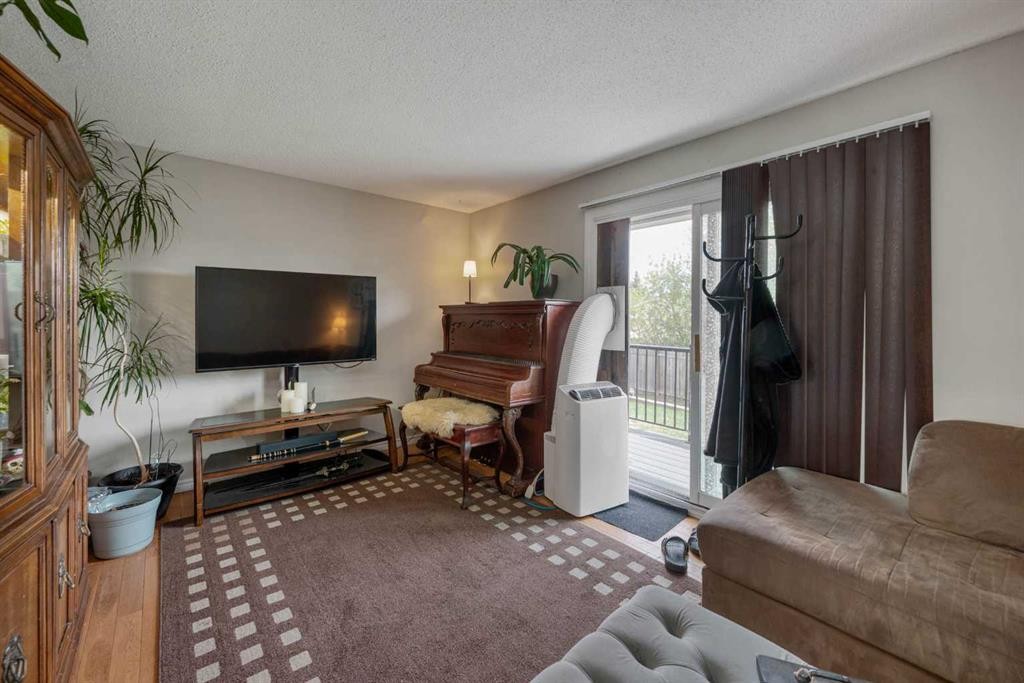 9909 171 Avenue Nw, Edmonton, AB - Indoor Photo Showing Living Room