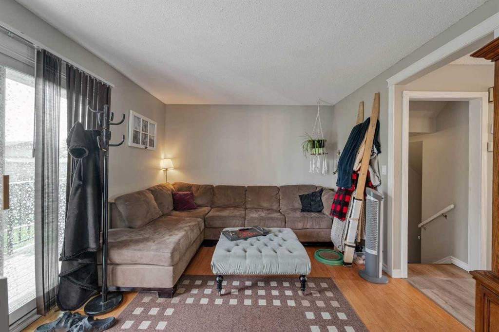 9909 171 Avenue Nw, Edmonton, AB - Indoor Photo Showing Living Room