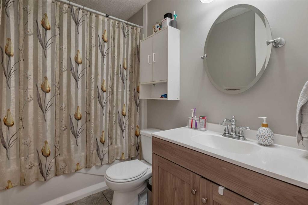 9909 171 Avenue Nw, Edmonton, AB - Indoor Photo Showing Bathroom