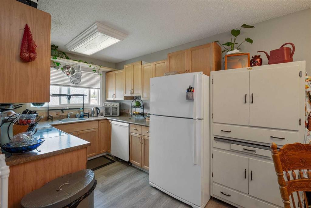 9909 171 Avenue Nw, Edmonton, AB - Indoor Photo Showing Kitchen