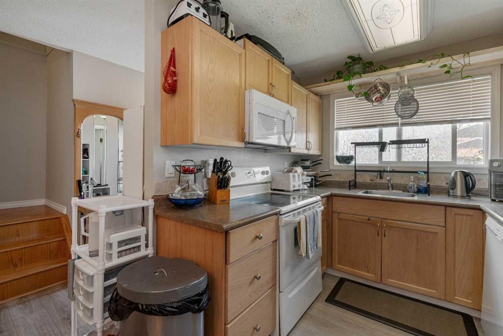 9909 171 Avenue Nw, Edmonton, AB - Indoor Photo Showing Kitchen
