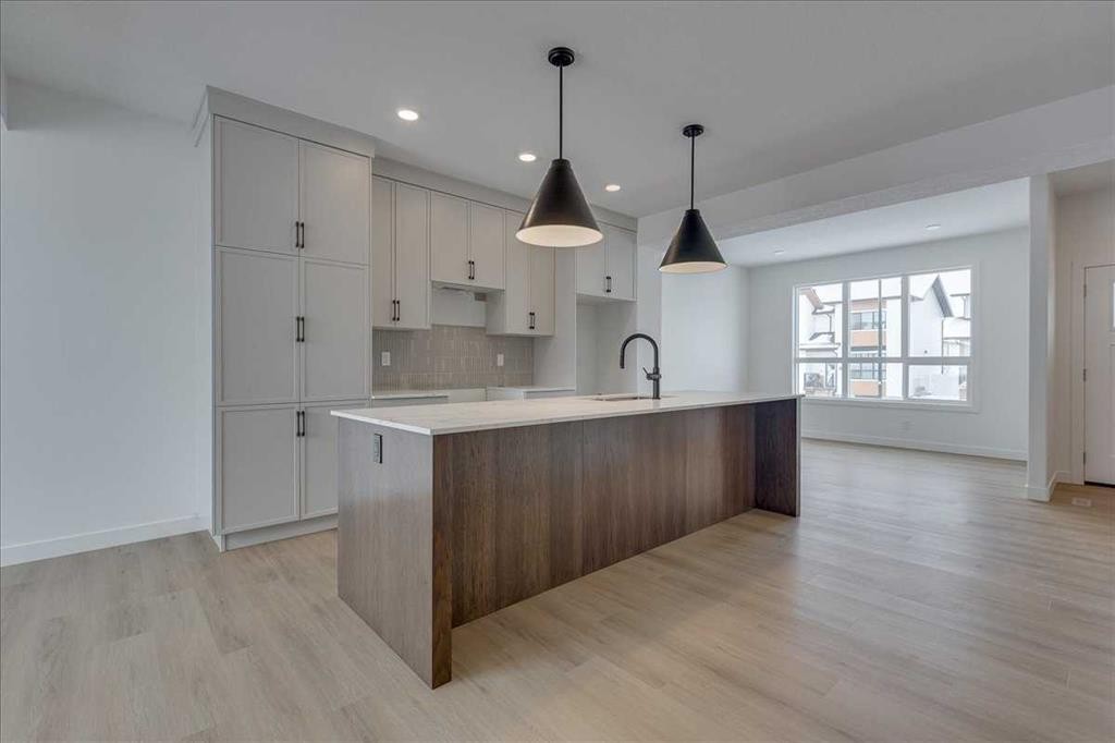 32 Inglis Crescent, Sylvan Lake, AB - Indoor Photo Showing Kitchen With Upgraded Kitchen