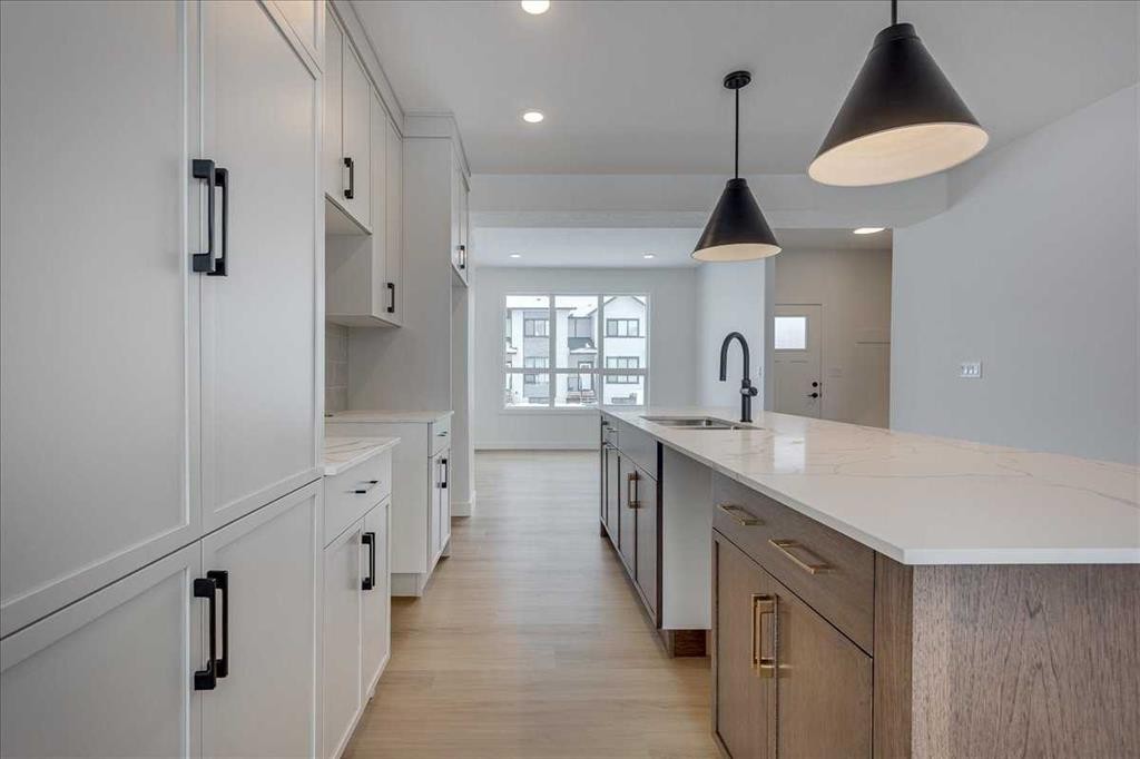 32 Inglis Crescent, Sylvan Lake, AB - Indoor Photo Showing Kitchen