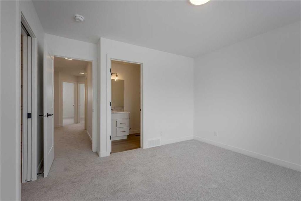 32 Inglis Crescent, Sylvan Lake, AB - Indoor Photo Showing Other Room