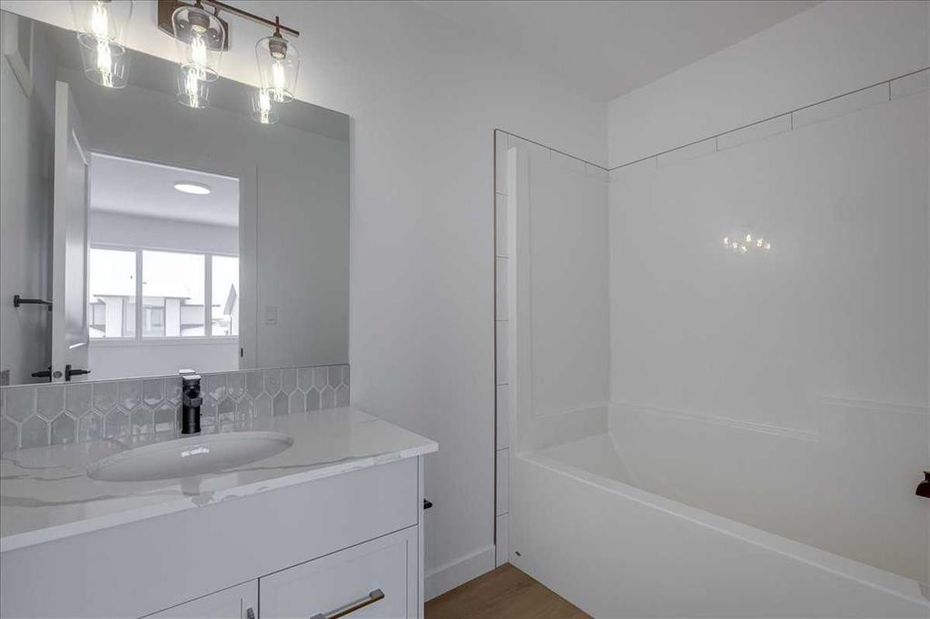 32 Inglis Crescent, Sylvan Lake, AB - Indoor Photo Showing Bathroom
