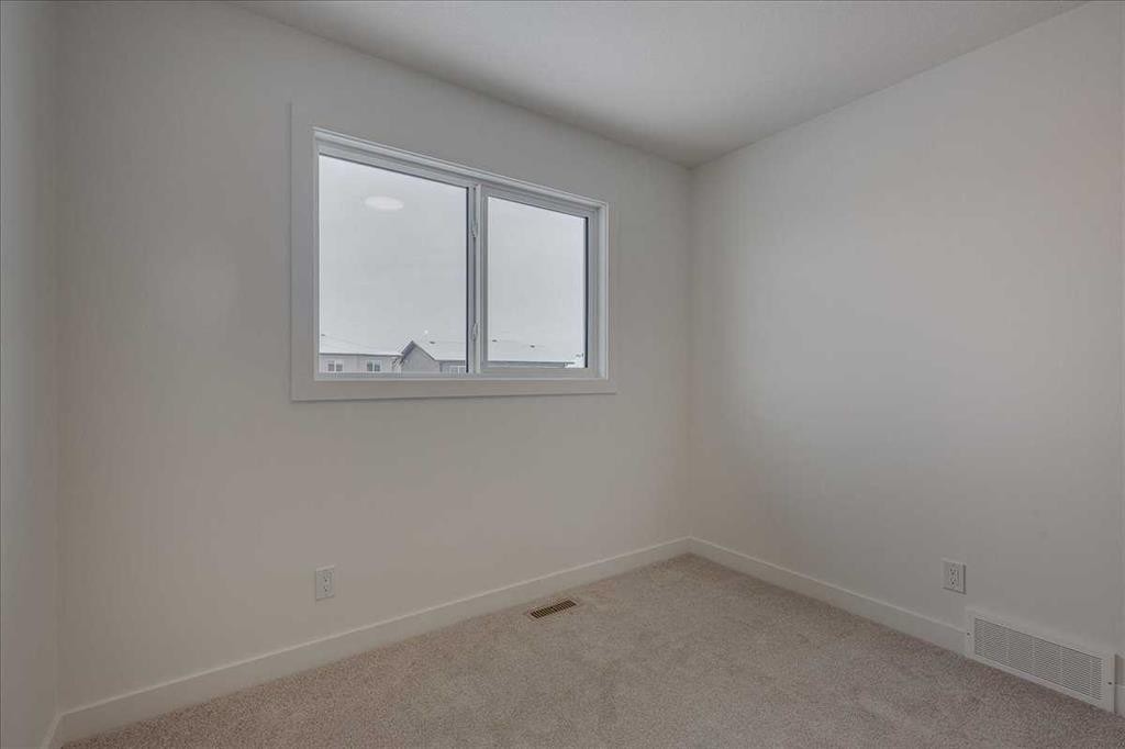 32 Inglis Crescent, Sylvan Lake, AB - Indoor Photo Showing Other Room