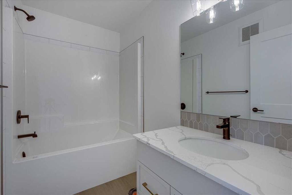 32 Inglis Crescent, Sylvan Lake, AB - Indoor Photo Showing Bathroom