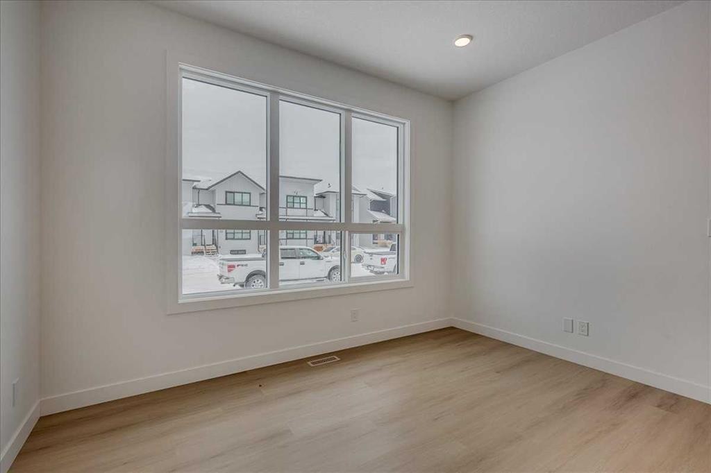 32 Inglis Crescent, Sylvan Lake, AB - Indoor Photo Showing Other Room