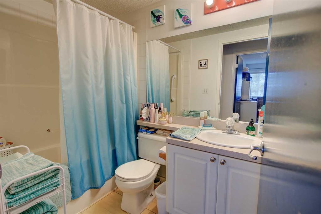 106-60 Jacobs Close, Red Deer, AB - Indoor Photo Showing Bathroom