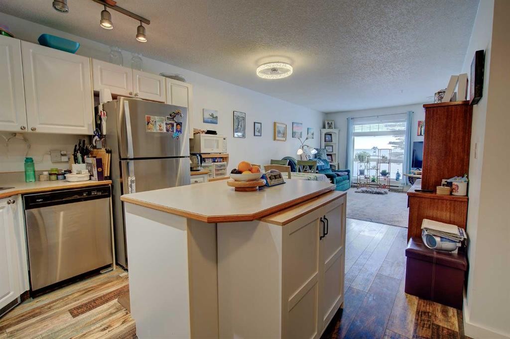106-60 Jacobs Close, Red Deer, AB - Indoor Photo Showing Kitchen With Stainless Steel Kitchen