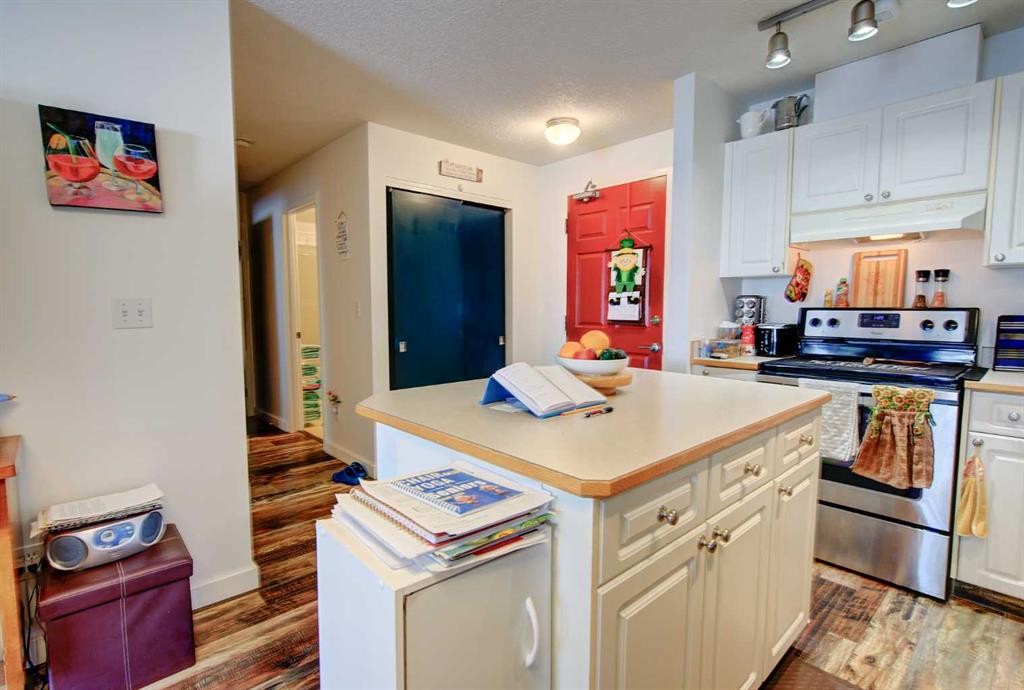 106-60 Jacobs Close, Red Deer, AB - Indoor Photo Showing Kitchen