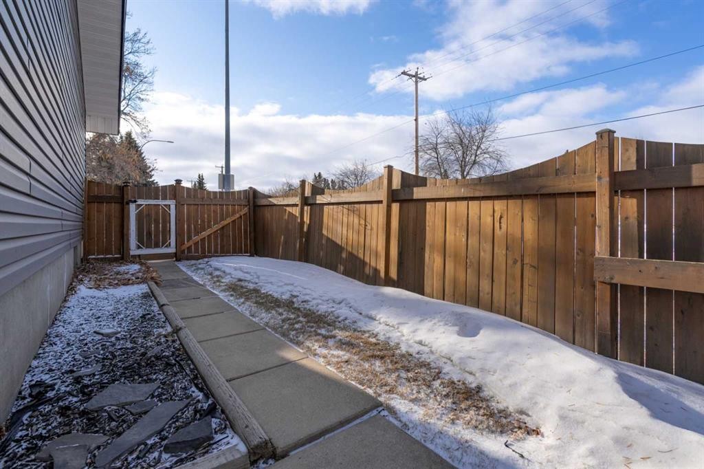 5218 53A Avenue, Camrose, AB - Outdoor