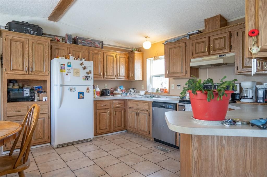 5027 54 Avenue, Bashaw, AB - Indoor Photo Showing Kitchen With Double Sink