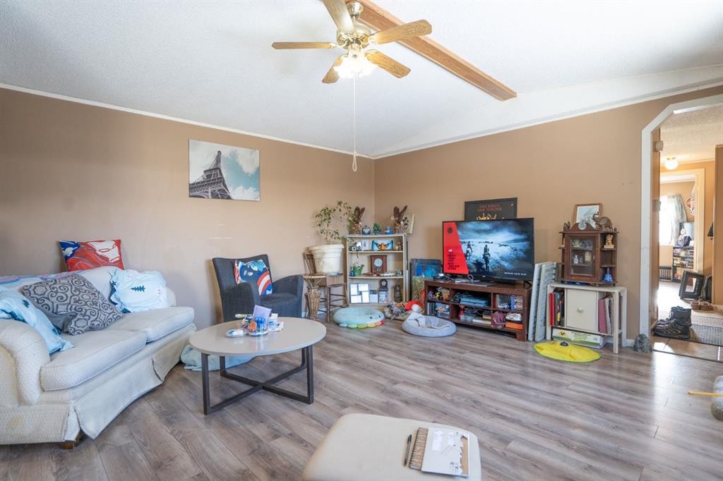 5027 54 Avenue, Bashaw, AB - Indoor Photo Showing Living Room
