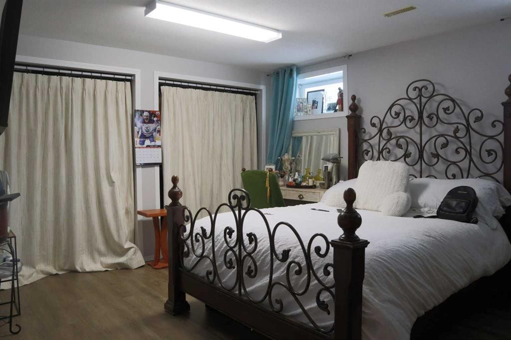5228 41 St Crescent, Innisfail, AB - Indoor Photo Showing Bedroom