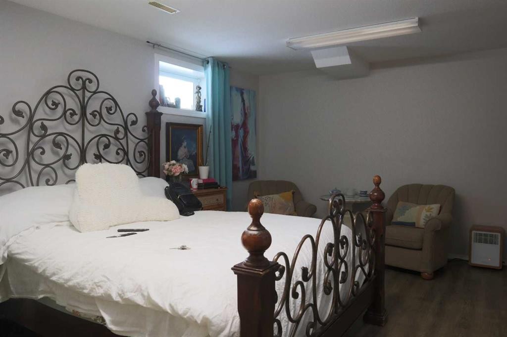 5228 41 St Crescent, Innisfail, AB - Indoor Photo Showing Bedroom