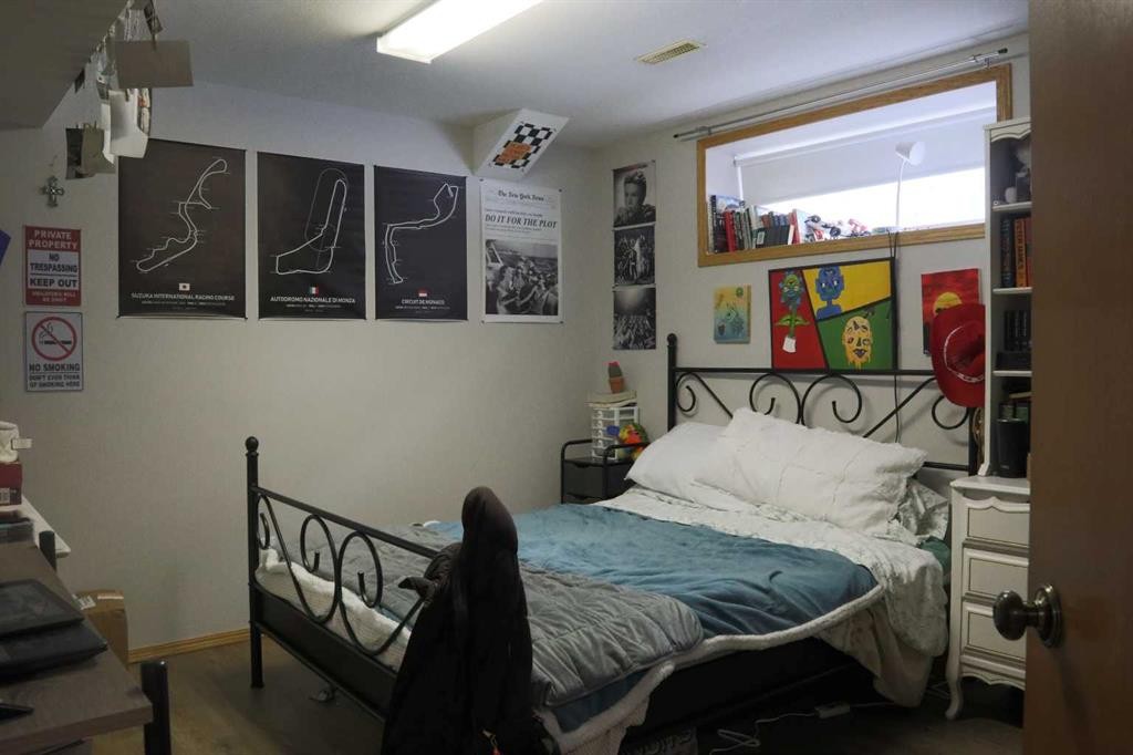5228 41 St Crescent, Innisfail, AB - Indoor Photo Showing Bedroom