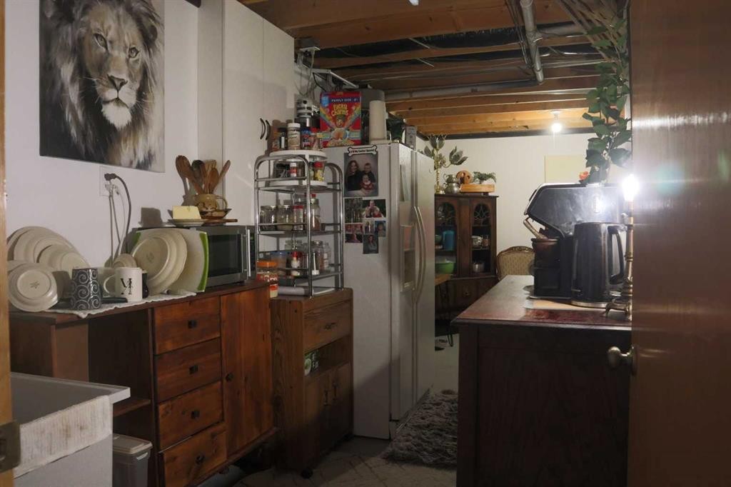 5228 41 St Crescent, Innisfail, AB - Indoor