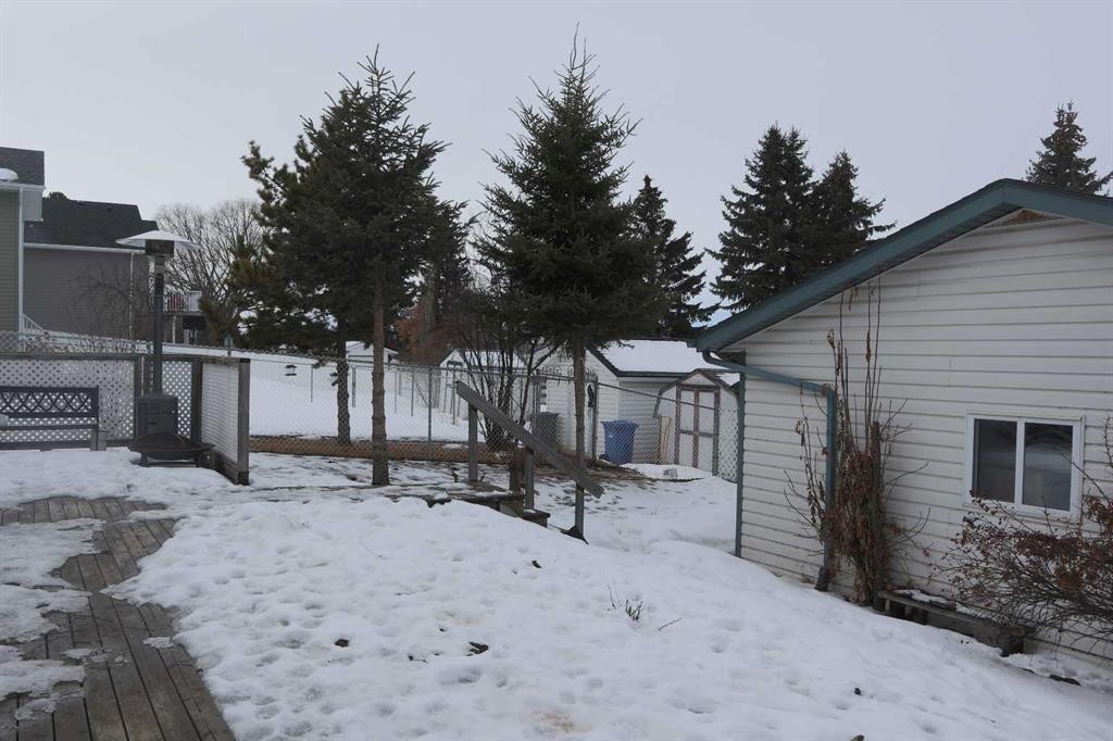 5228 41 St Crescent, Innisfail, AB - Outdoor