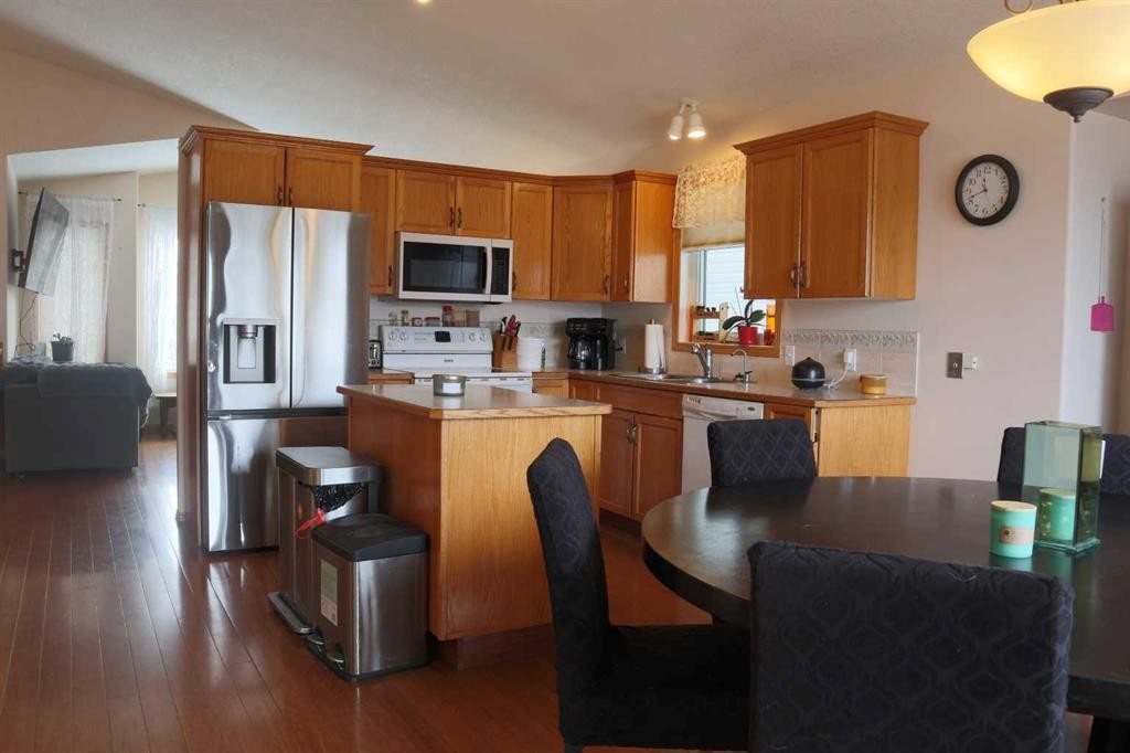 5228 41 St Crescent, Innisfail, AB - Indoor