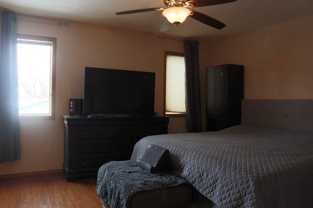 5228 41 St Crescent, Innisfail, AB - Indoor Photo Showing Bedroom