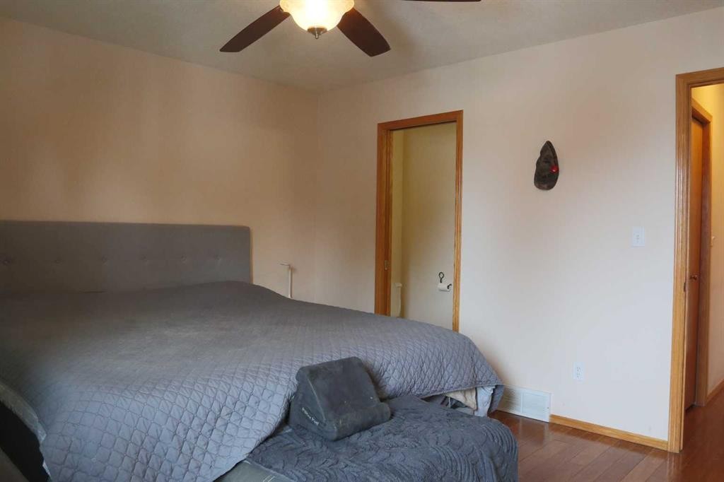 5228 41 St Crescent, Innisfail, AB - Indoor Photo Showing Bedroom