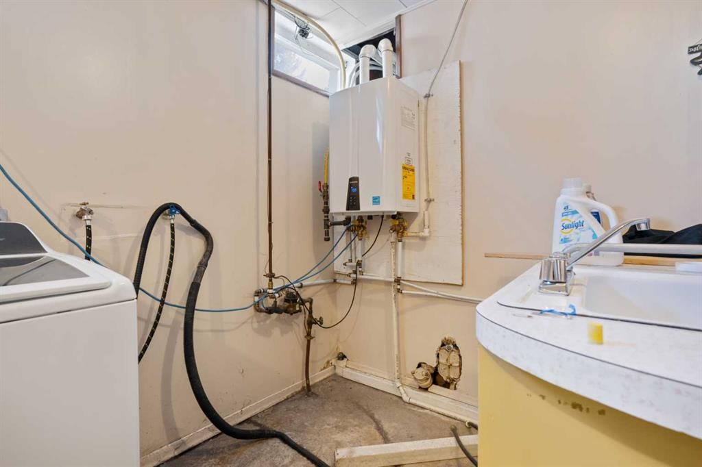 5316 55 Avenue, Viking, AB - Indoor Photo Showing Laundry Room