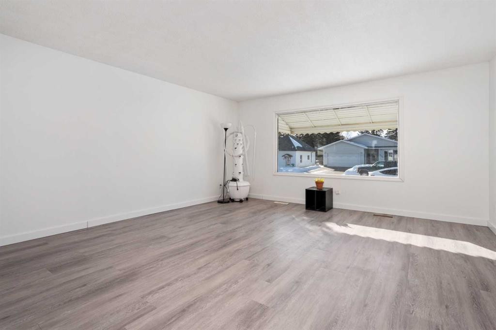 5316 55 Avenue, Viking, AB - Indoor Photo Showing Other Room