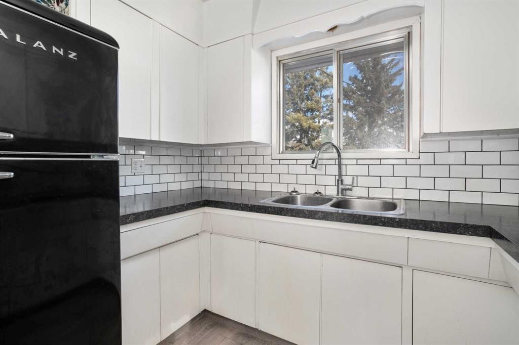 5316 55 Avenue, Viking, AB - Indoor Photo Showing Kitchen With Double Sink