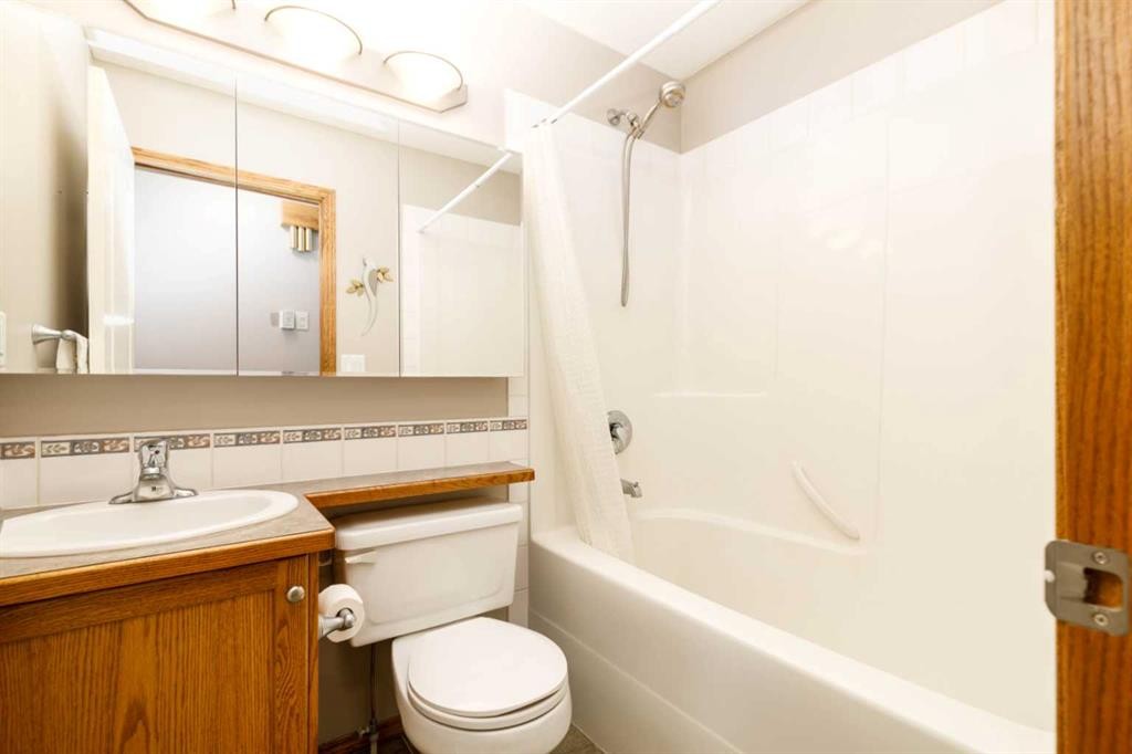 30 Ireland Crescent, Red Deer, AB - Indoor Photo Showing Bathroom