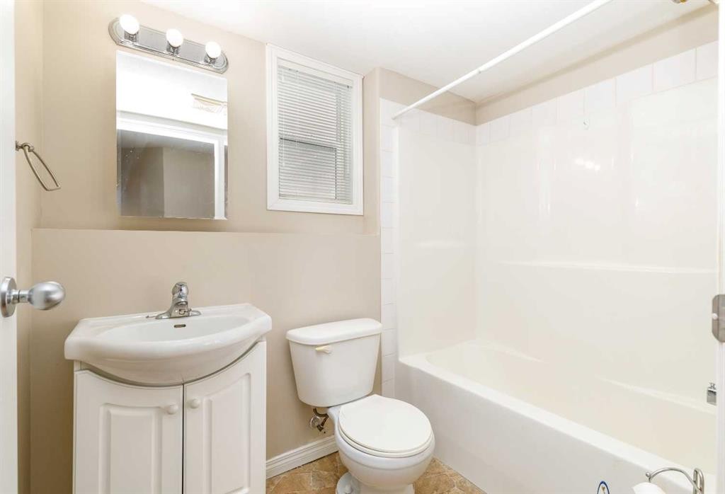 30 Ireland Crescent, Red Deer, AB - Indoor Photo Showing Bathroom