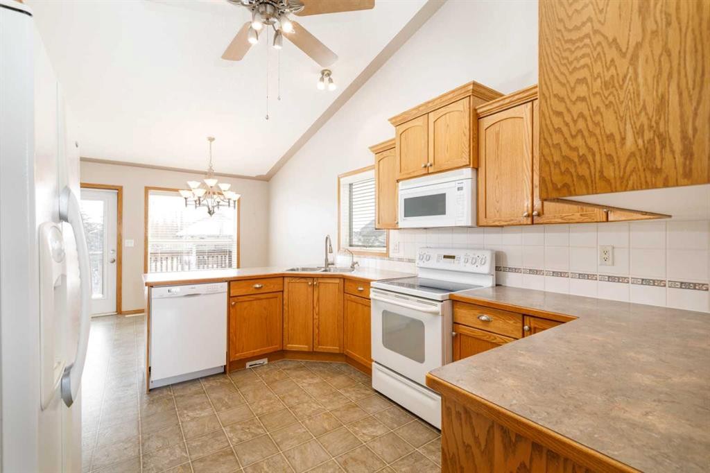 30 Ireland Crescent, Red Deer, AB - Indoor Photo Showing Kitchen