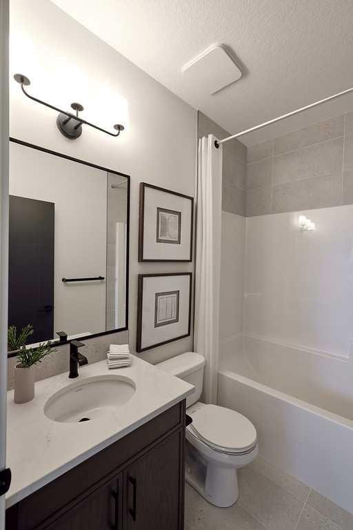 14 Blue Heron Row Se, Calgary, AB - Indoor Photo Showing Bathroom