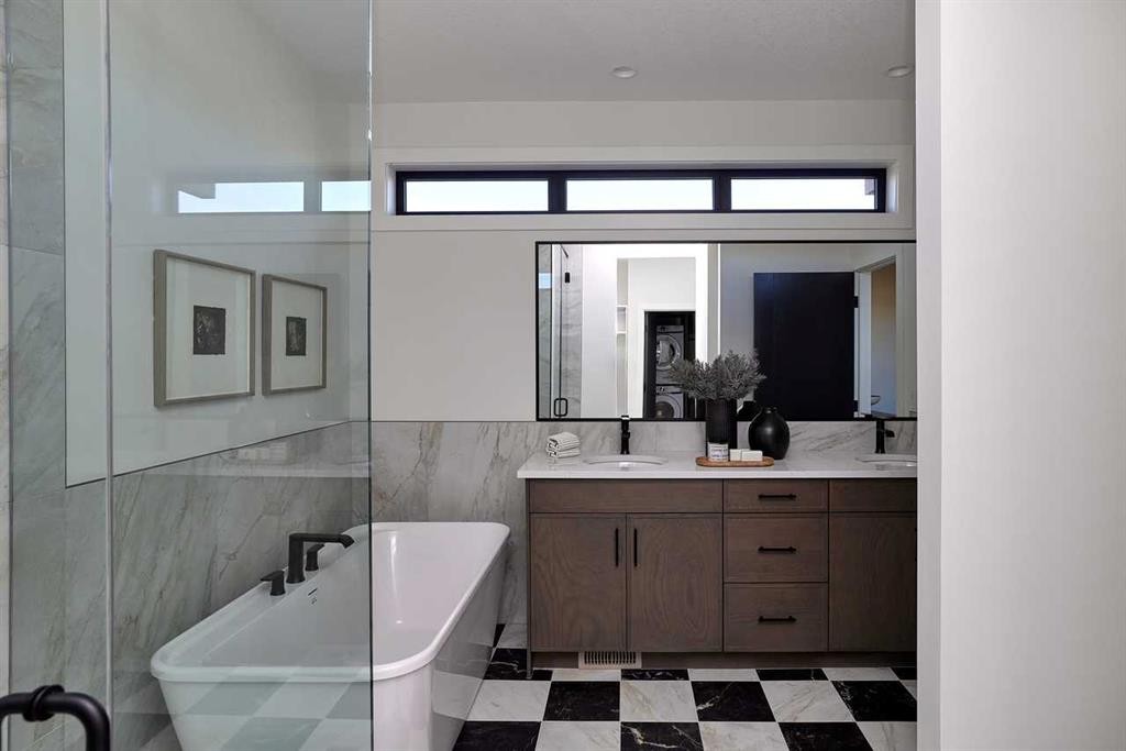 14 Blue Heron Row Se, Calgary, AB - Indoor Photo Showing Bathroom