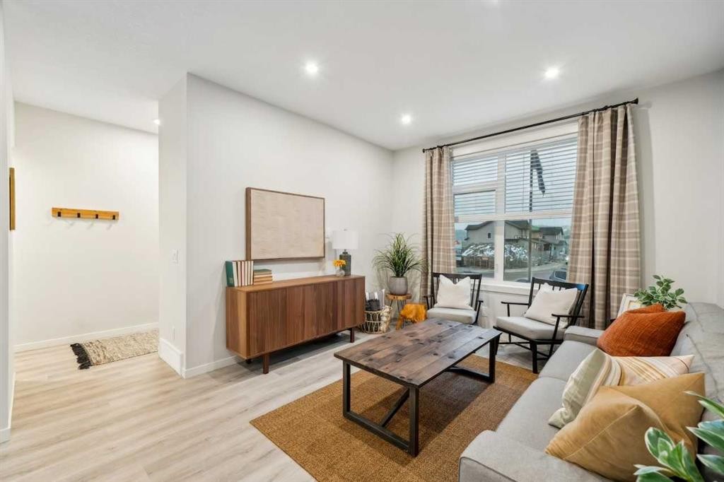 231 Vantage Drive, Cochrane, AB - Indoor Photo Showing Living Room