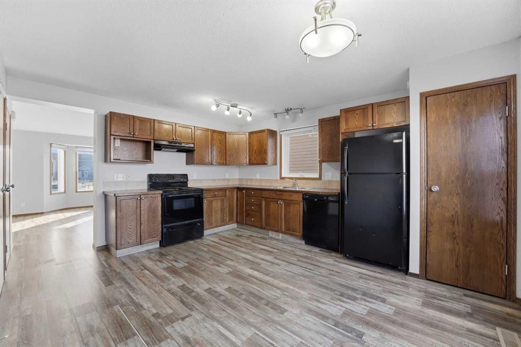 25 Winston Place, Blackfalds, AB - Indoor Photo Showing Kitchen
